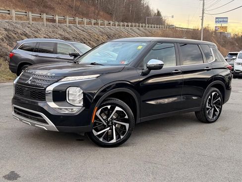 Used 2023 Mitsubishi Outlander SE image 2