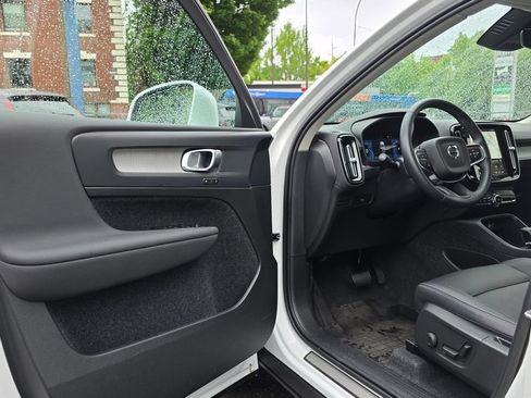 Certified 2025 Volvo XC40 B5 Core w/ Climate Package AWD/4WD image 19