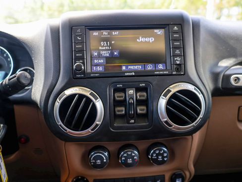 Used 2017 Jeep Wrangler Unlimited Sahara AWD/4WD image 13