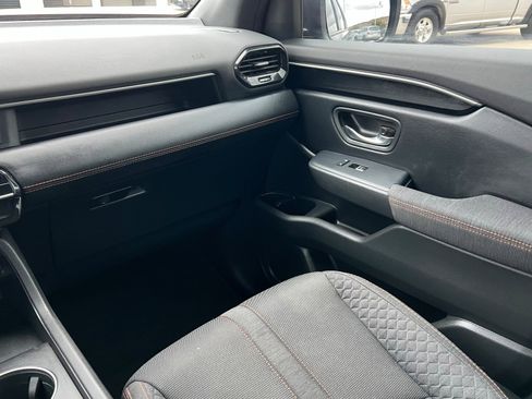 Used 2023 Honda Pilot Sport image 11