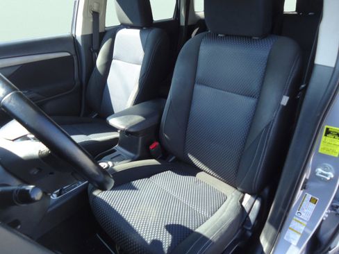 Used 2016 Mitsubishi Outlander ES image 21