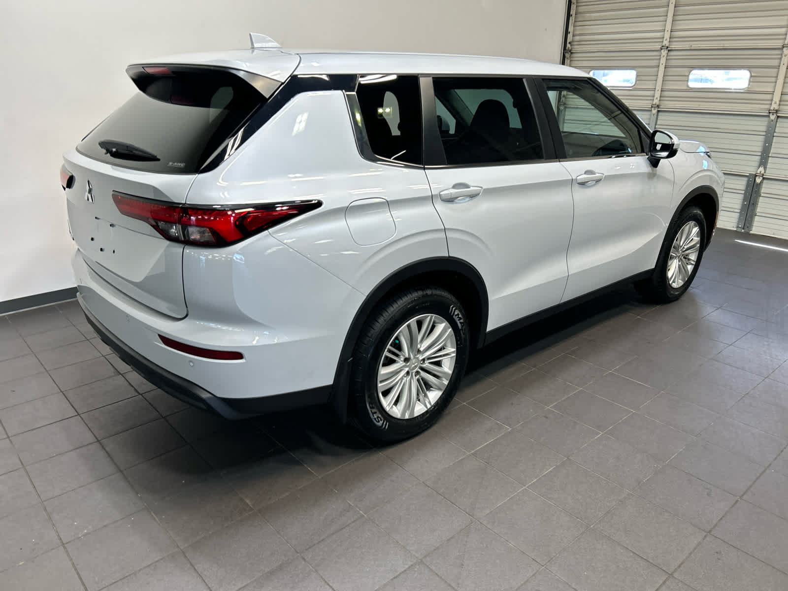 Used 2023 Mitsubishi Outlander ES AWD/4WD image 3