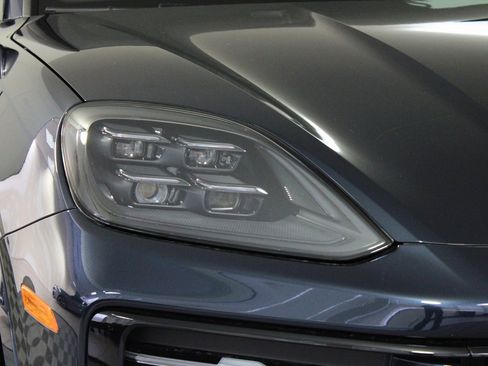 Used 2025 Porsche Cayenne Coupe image 11