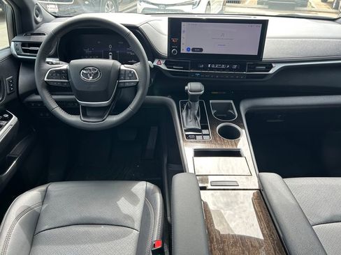 Used 2025 Toyota Sienna Limited AWD/4WD image 19