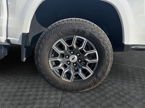 Used 2024 Chevrolet Colorado Z71 w/ Z71 Convenience Package 2 image 17