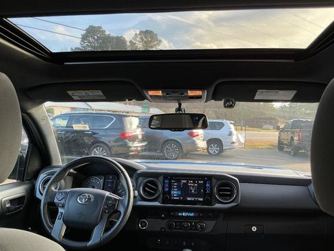 Used 2017 Toyota Tacoma TRD Off-Road w/ Premium & Technology Package image 8