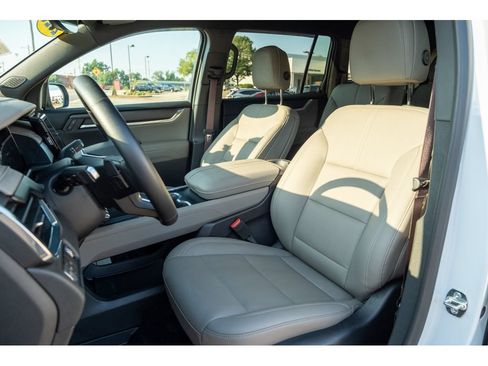 Used 2026 GMC Acadia Elevation w/ Elevation Premium Package FWD image 12