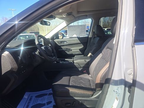 New 2026 Nissan Pathfinder Platinum image 9