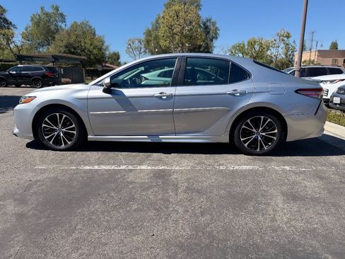 Used 2018 Toyota Camry SE FWD image 2