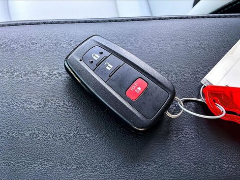 Used 2022 Toyota Prius XLE FWD image 35