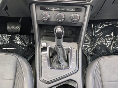 Used 2022 Volkswagen Taos SE w/ Panoramic Sunroof Package FWD image 19