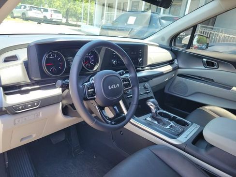 Used 2024 Kia Carnival LX FWD image 17
