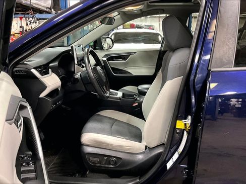Used 2020 Toyota RAV4 XLE w/ Convenience Package image 9