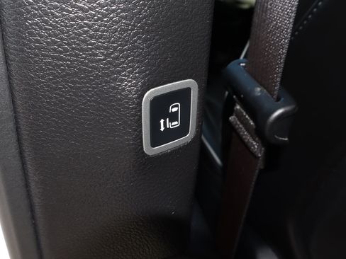 Used 2025 Chrysler Pacifica Limited image 19