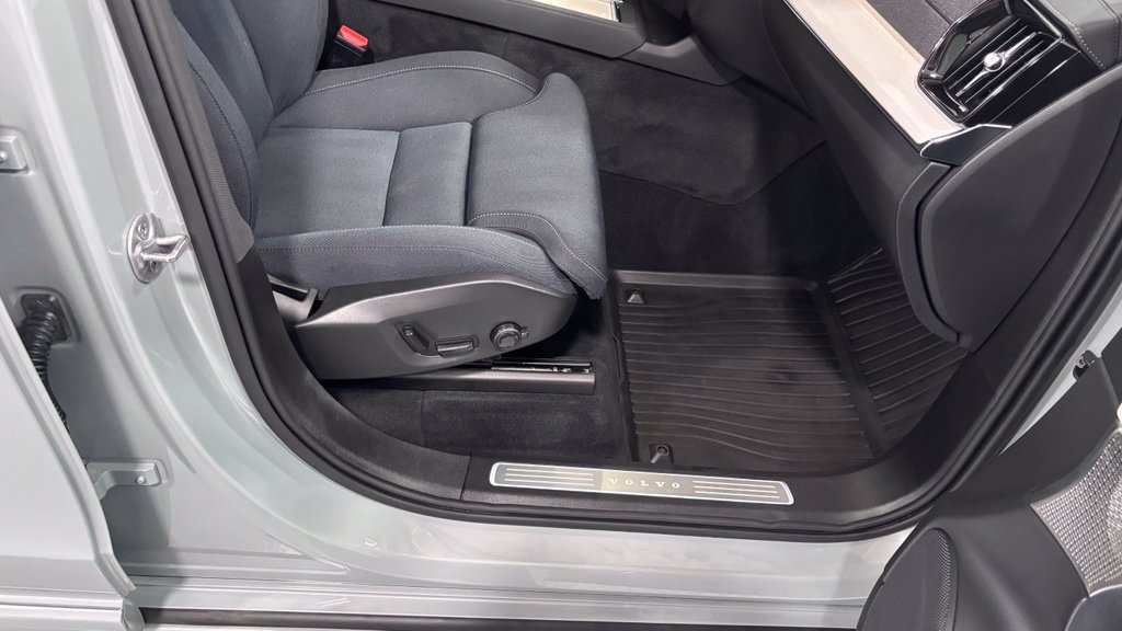 Certified 2025 Volvo XC90 B6 Ultra AWD/4WD image 18