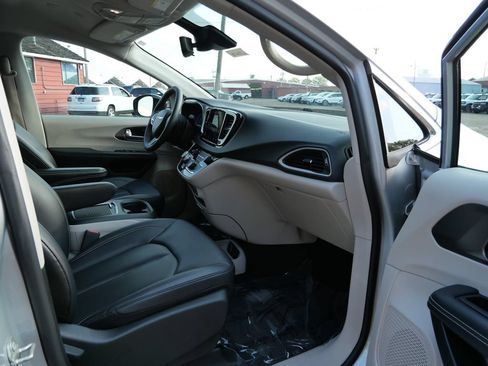 Used 2024 Chrysler Pacifica Touring-L FWD image 11