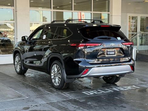 New 2026 Toyota Highlander Platinum image 9