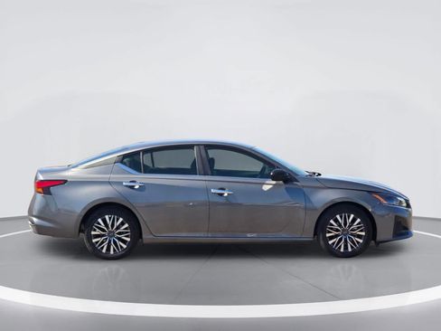 Used 2025 Nissan Altima 2.5 SV FWD image 7