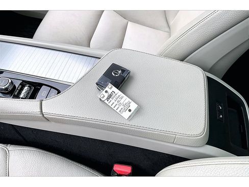 Used 2016 Volvo XC90 T5 Momentum image 11