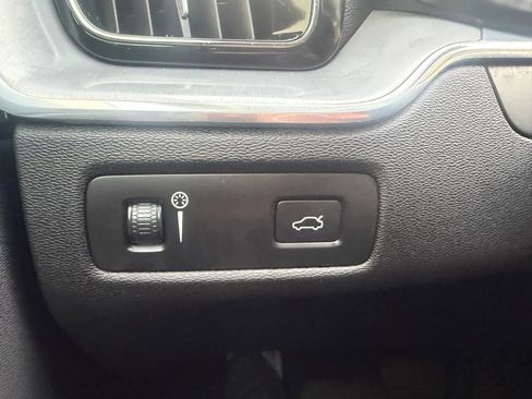 Used 2018 Volvo XC60 T6 Momentum w/ Convenience Package image 17