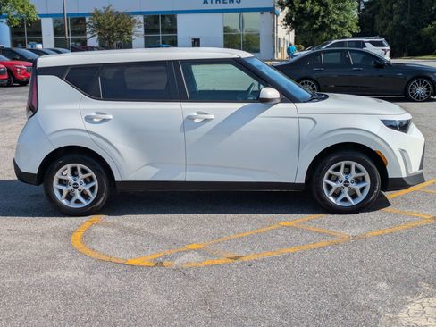 Used 2024 Kia Soul LX w/ Option Group 015 FWD image 3