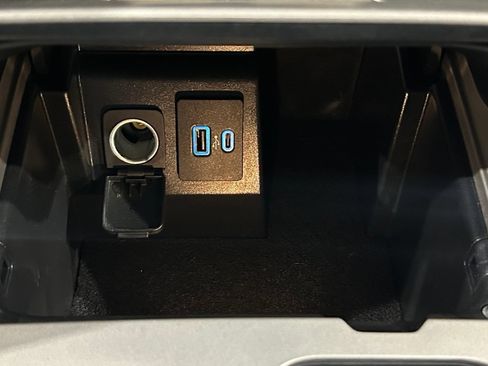 Used 2023 Ford Explorer XLT w/ Equipment Group 202A AWD/4WD image 94