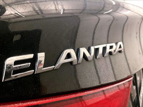 Used 2016 Hyundai Elantra SE image 14