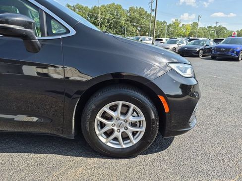 Used 2024 Chrysler Pacifica Touring-L FWD image 11