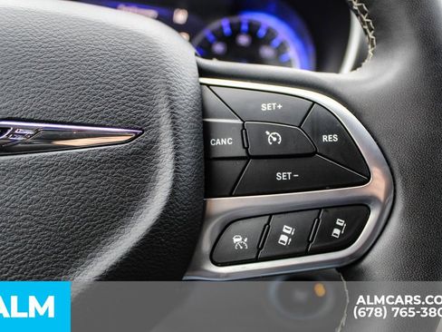 Used 2023 Chrysler Pacifica Touring-L image 29