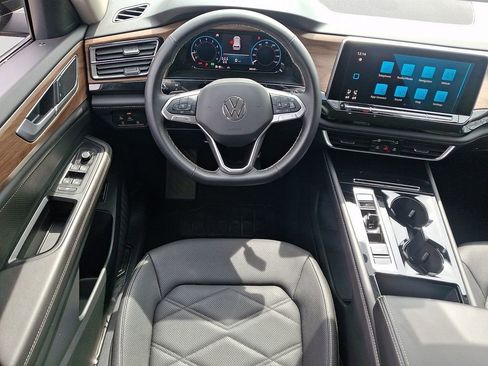 Used 2025 Volkswagen Atlas SE image 13