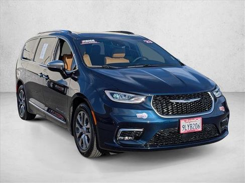 Used 2023 Chrysler Pacifica Pinnacle image 3