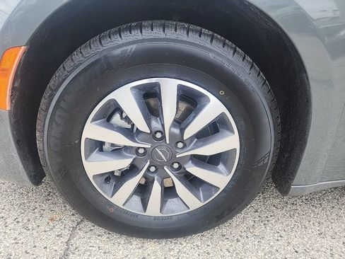 Used 2022 Chrysler Pacifica Touring-L w/ Uconnect Theater Family Group FWD image 17