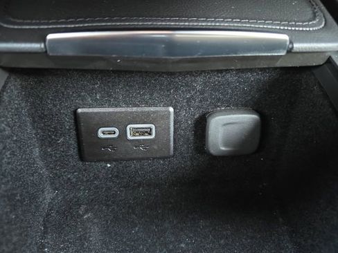 Used 2025 Cadillac XT4 Premium Luxury image 6