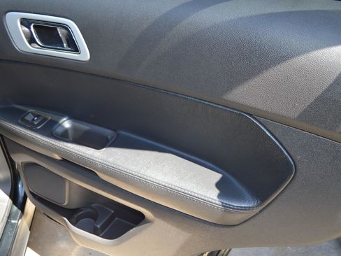 Used 2013 Ford Explorer XLT FWD image 28