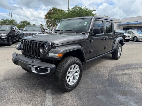 Used 2023 Jeep Gladiator Sport image 3