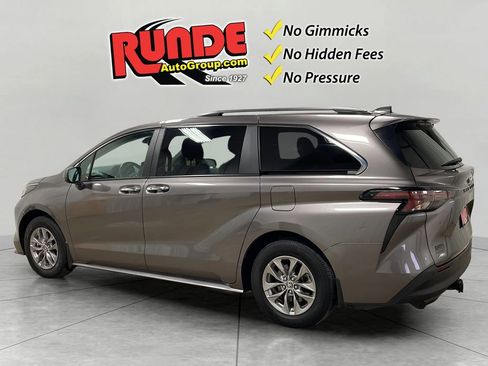 Used 2024 Toyota Sienna XLE image 3
