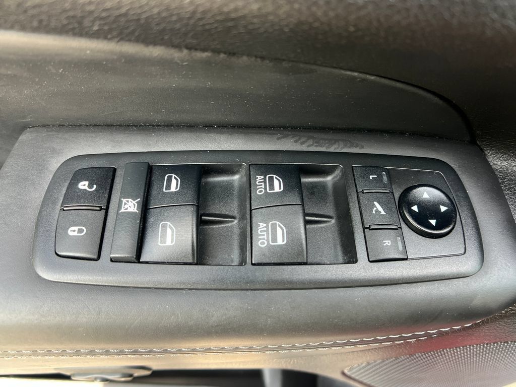Used 2019 Jeep Grand Cherokee Overland AWD/4WD image 12