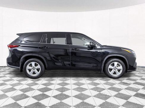 Used 2022 Toyota Highlander LE AWD/4WD image 20