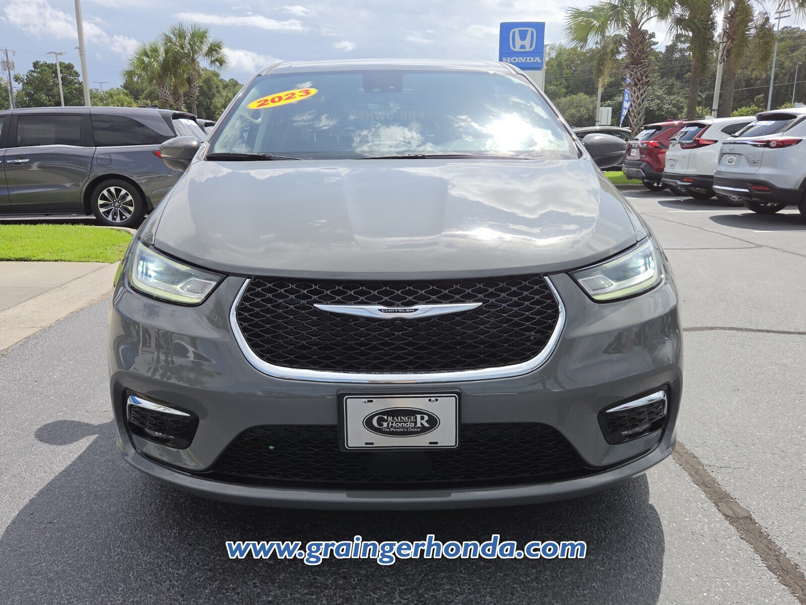 Used 2023 Chrysler Pacifica Touring-L FWD image 8