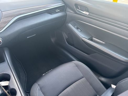 Used 2025 Nissan Altima 2.5 SV FWD image 25