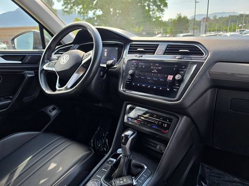 Used 2022 Volkswagen Tiguan SE w/ Panoramic Sunroof Package AWD/4WD image 16
