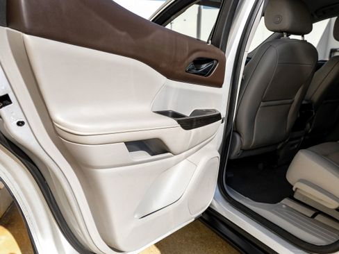 Used 2018 GMC Acadia SLT image 47