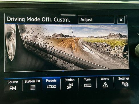 Used 2021 Volkswagen Tiguan SE R-Line image 8