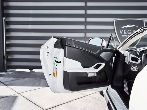 Used 2017 Aston Martin Vanquish S image 36