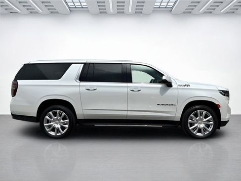 Used 2024 Chevrolet Suburban High Country image 3