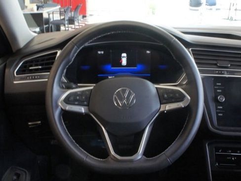 Used 2024 Volkswagen Tiguan SE w/ Panoramic Sunroof Package image 11