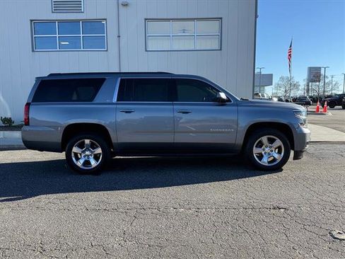 Used 2019 Chevrolet Suburban LT image 2