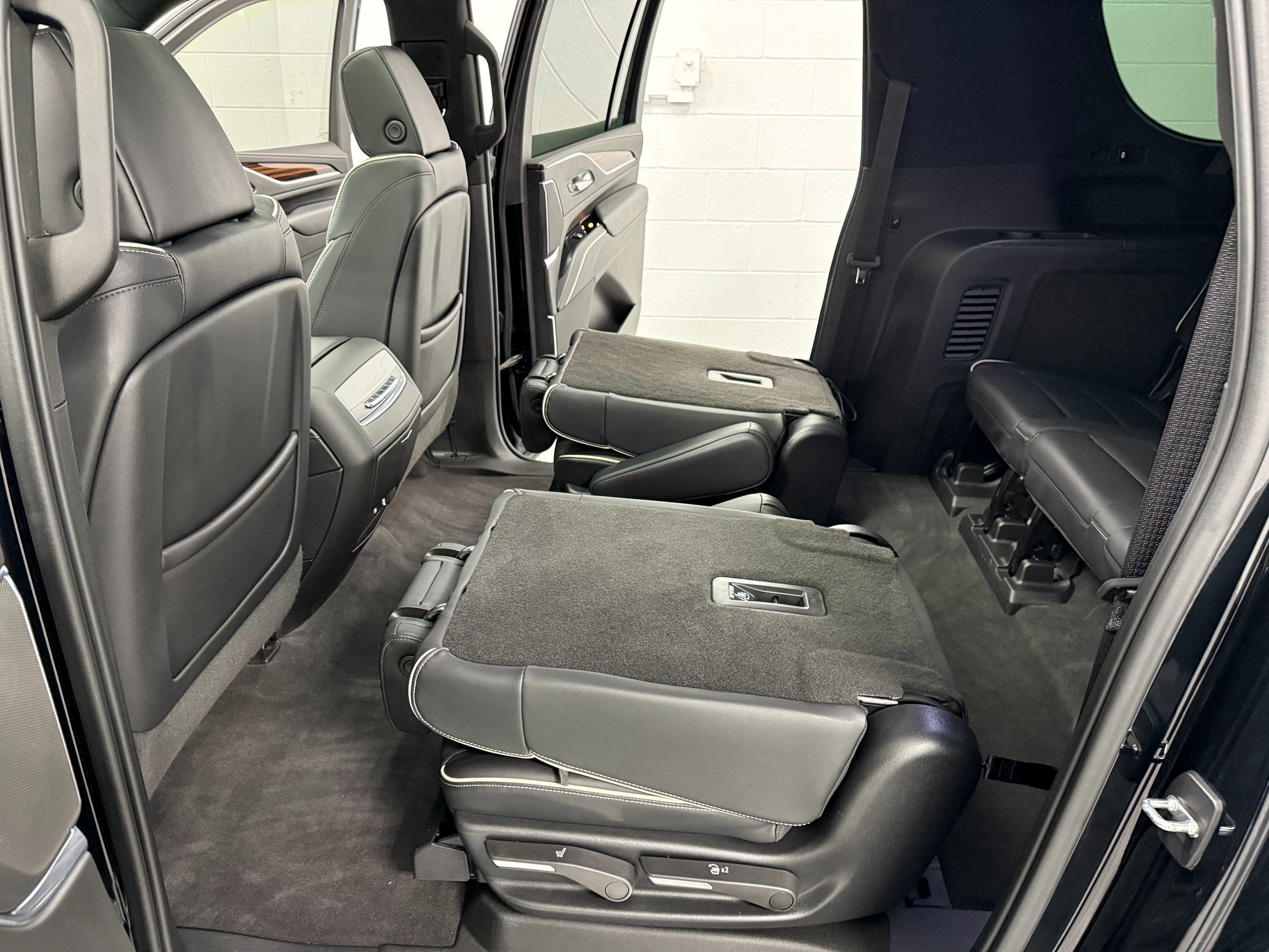 Used 2023 Cadillac Escalade ESV Premium Luxury AWD/4WD image 18