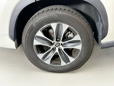 Used 2020 Toyota Highlander XLE FWD image 11
