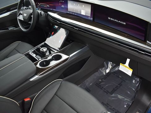 Certified 2026 Cadillac Escalade ESV Luxury w/ Touring Package image 37